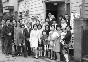 第一回教会堂の前で